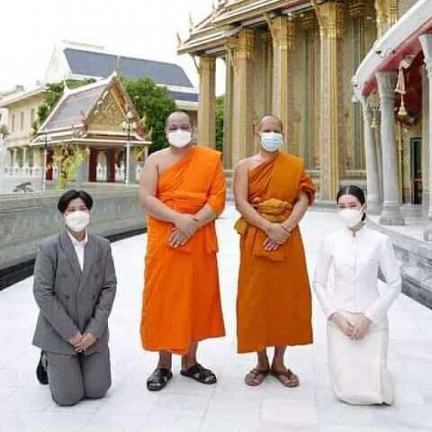 เปิดภาพ กองทองคำสุดอลังการ ที่ เบลล่า ราณี ถวายปิดทองพระธาตุเชิงชุม