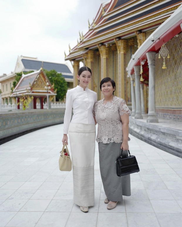 เปิดภาพ กองทองคำสุดอลังการ ที่ เบลล่า ราณี ถวายปิดทองพระธาตุเชิงชุม