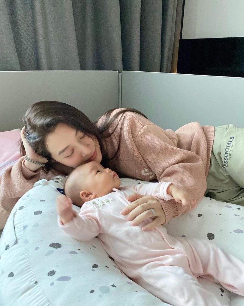 วิถีแม่ลูกอ่อน มิว นิษฐา เผยโมเมนต์อบอุ่นมีลูกสาวนอนแนบอกหน้าสดยังสวย