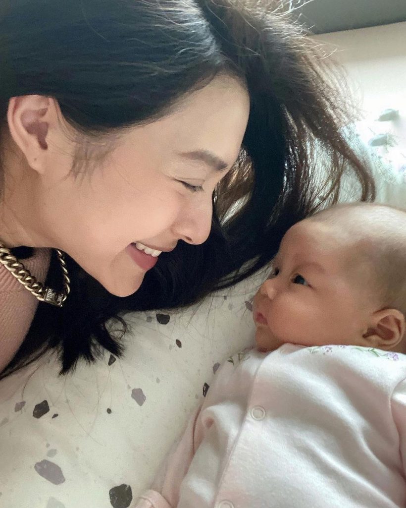 วิถีแม่ลูกอ่อน มิว นิษฐา เผยโมเมนต์อบอุ่นมีลูกสาวนอนแนบอกหน้าสดยังสวย