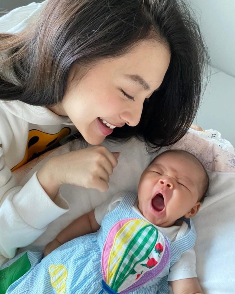 วิถีแม่ลูกอ่อน มิว นิษฐา เผยโมเมนต์อบอุ่นมีลูกสาวนอนแนบอกหน้าสดยังสวย