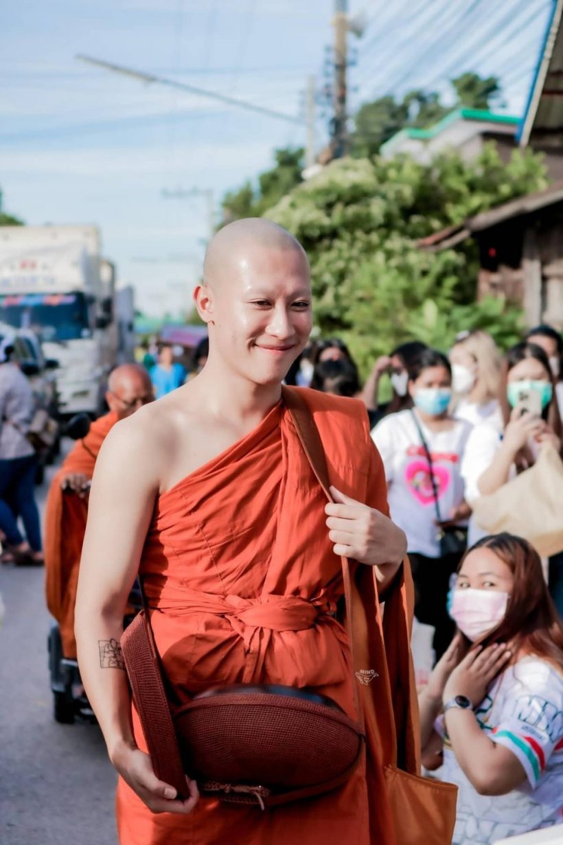 อนุโมทนาบุญ! ศิลปินหนุ่มคนดังออกบิณฑบาตรวันแรก เเฟนๆตักบาตรล้นหลาม