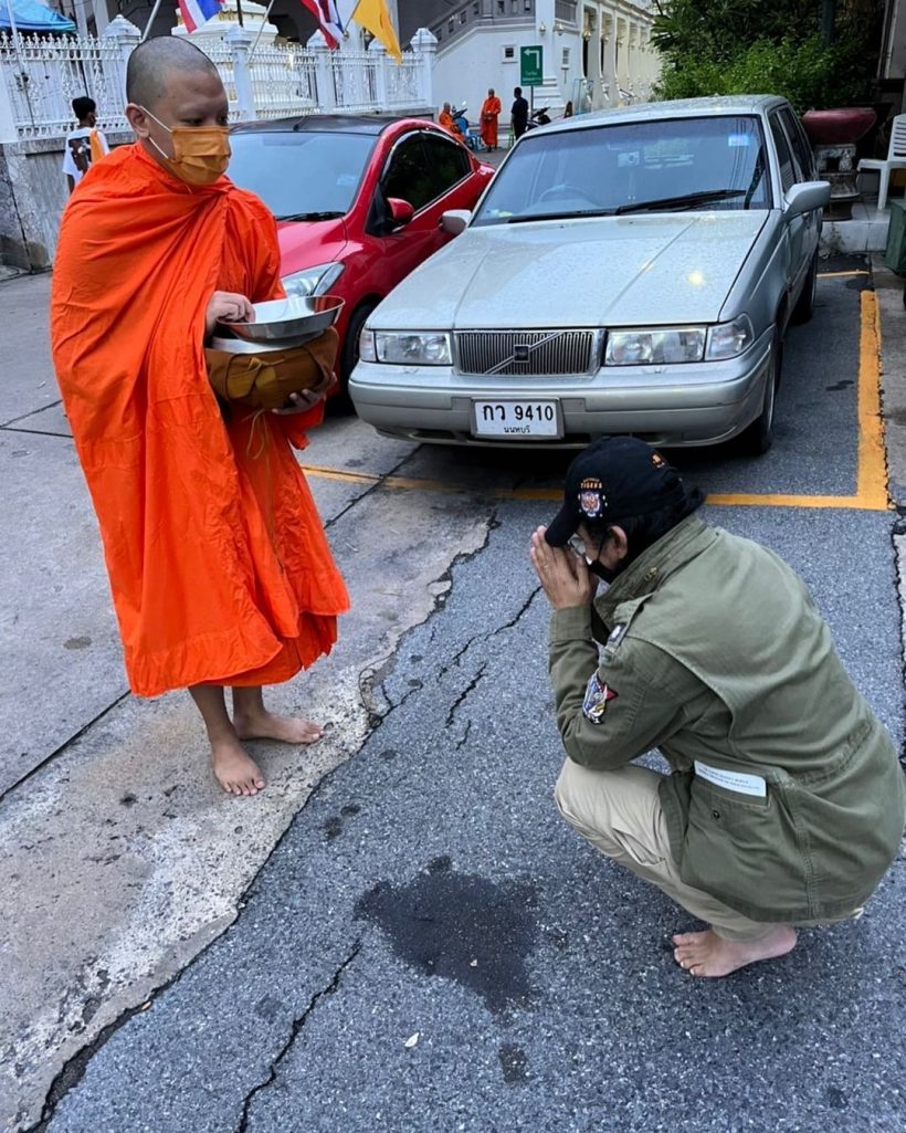 คุณหญิงแมงมุม ลุกไม่ได้แต่หุงข้าวใส่บาตร รักแท้สามีลุกใส่บาตรแทน