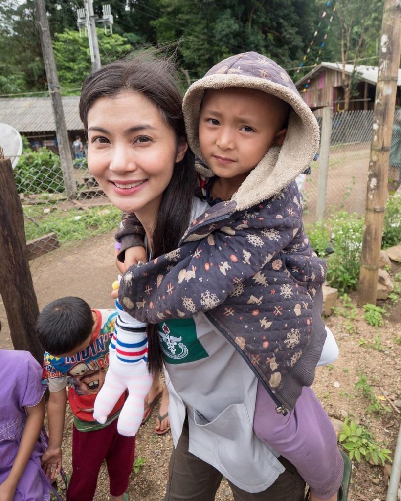 ปรบมือรัวๆ ดาราสาวลุยเป็นอาสาสมัคร พอ.สว.ไปถิ่นทุรกันดาร