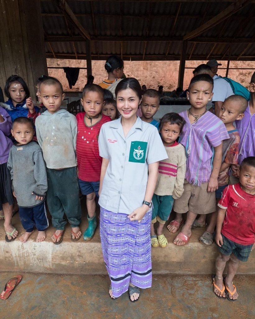 ปรบมือรัวๆ ดาราสาวลุยเป็นอาสาสมัคร พอ.สว.ไปถิ่นทุรกันดาร