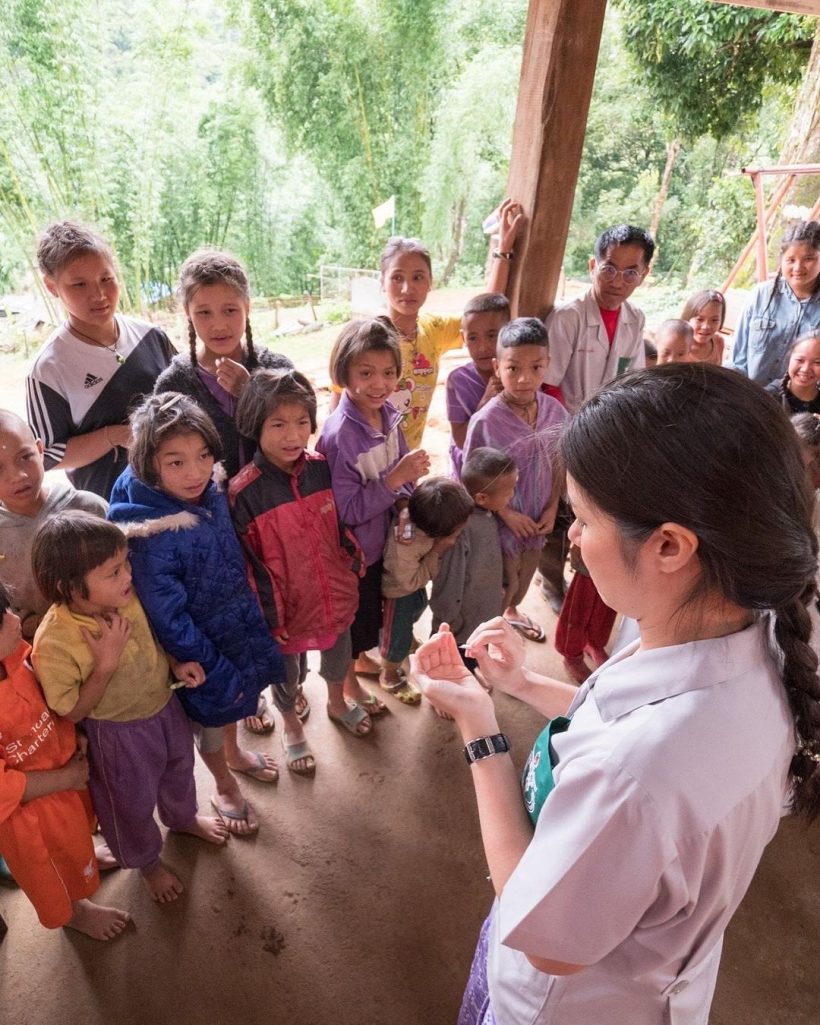 ปรบมือรัวๆ ดาราสาวลุยเป็นอาสาสมัคร พอ.สว.ไปถิ่นทุรกันดาร