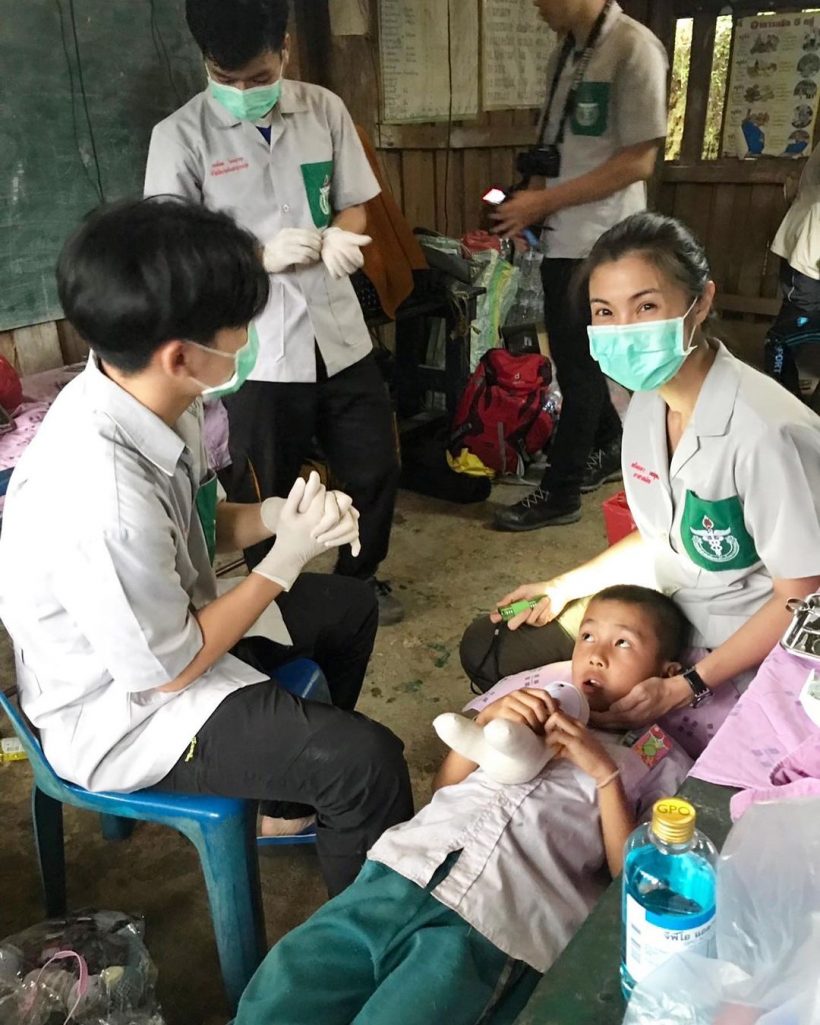 ปรบมือรัวๆ ดาราสาวลุยเป็นอาสาสมัคร พอ.สว.ไปถิ่นทุรกันดาร