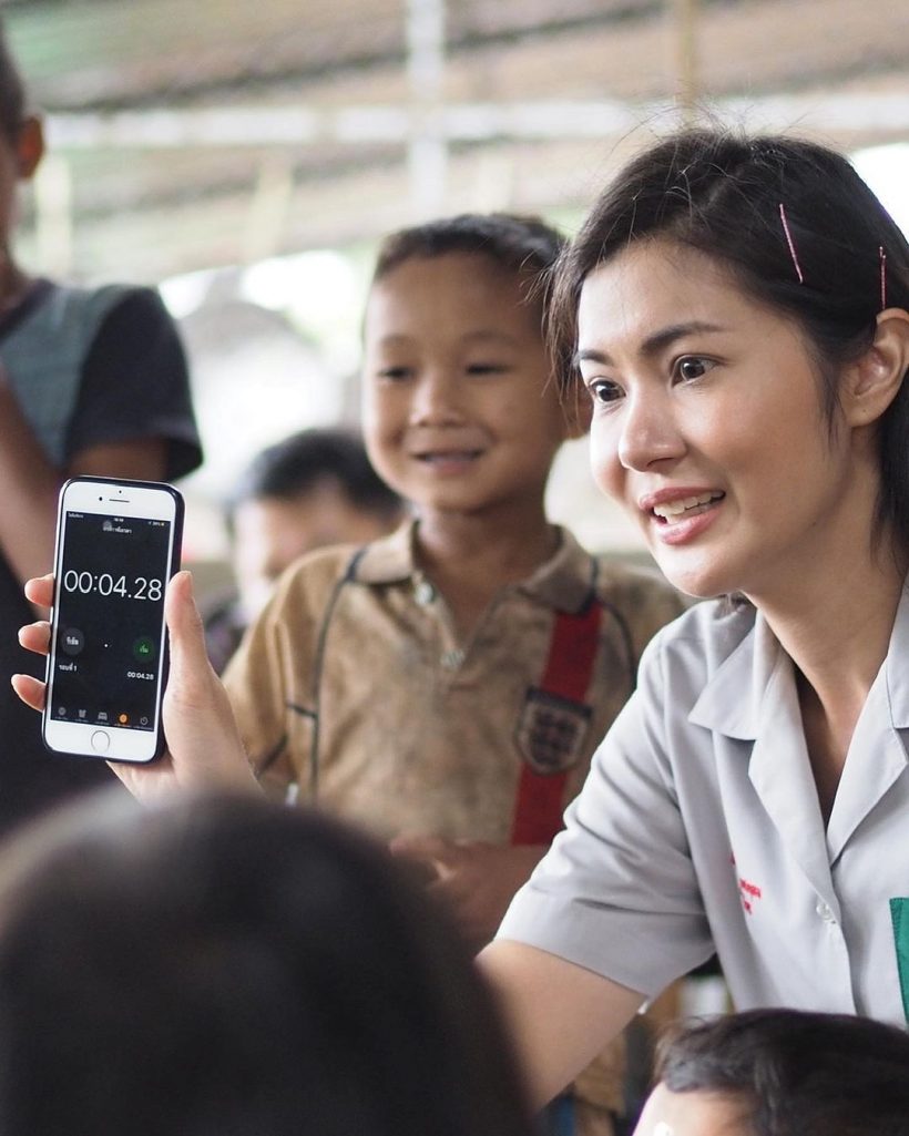 ปรบมือรัวๆ ดาราสาวลุยเป็นอาสาสมัคร พอ.สว.ไปถิ่นทุรกันดาร