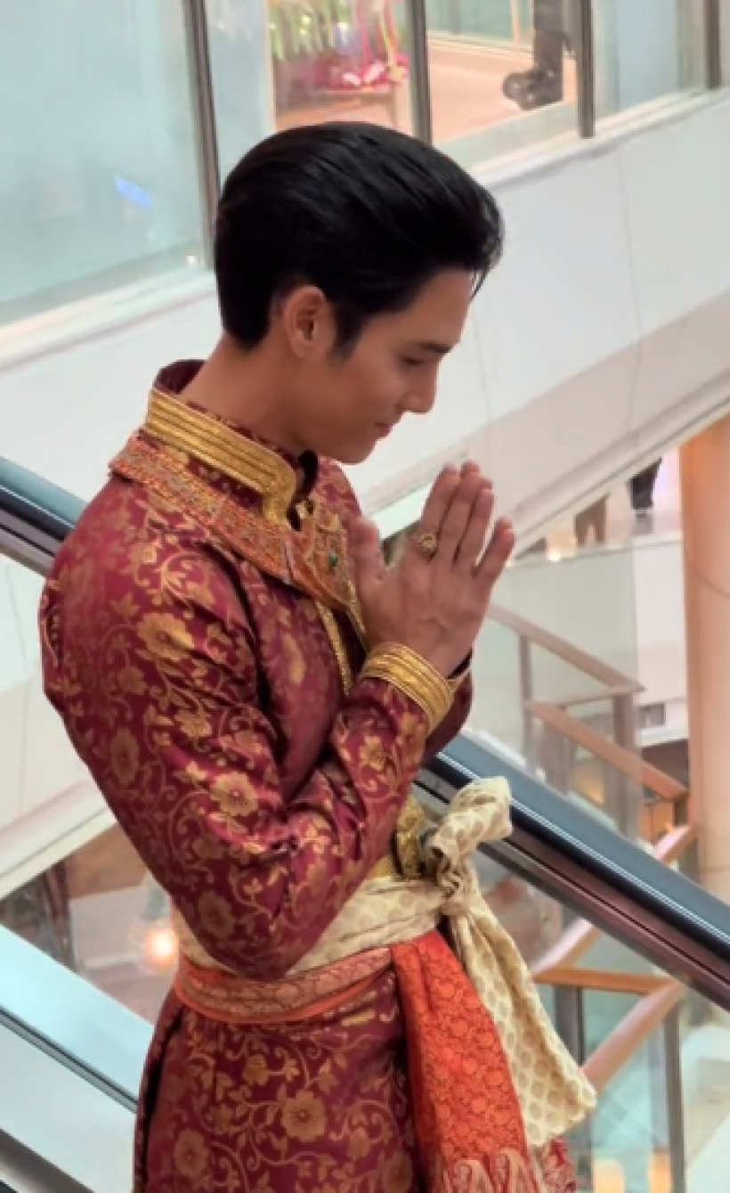 โอ้โห! พระเอกดังปรากฎตัวที่ห้าง หล่อตาเเตก เหมาะกับใส่ชุดไทยมาก