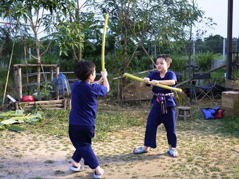 ยายหนิงสอนหลานชายดีมาก น้องสายฟ้าพายุ เล่นของเล่นบ้านๆไม่ติดหรู