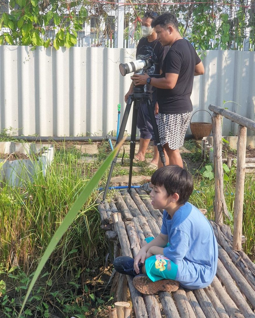  เปิดภาพลูกชายซุปตาร์ดัง ลุยโคลนจับปลาตามวิถีชาวไร่ติดดินสุดๆ