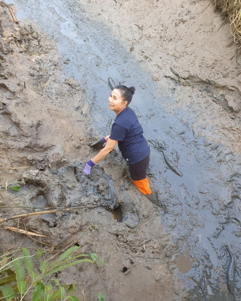  เปิดภาพลูกชายซุปตาร์ดัง ลุยโคลนจับปลาตามวิถีชาวไร่ติดดินสุดๆ