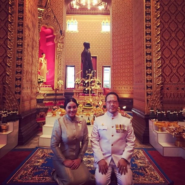 ดราม่าหนักมาก ! ตั๊ก บงกช ในชุดออกงานพระราชพิธี สวยสง่า แต่พบอะไรแปลกๆอยู่บนเสื้อ