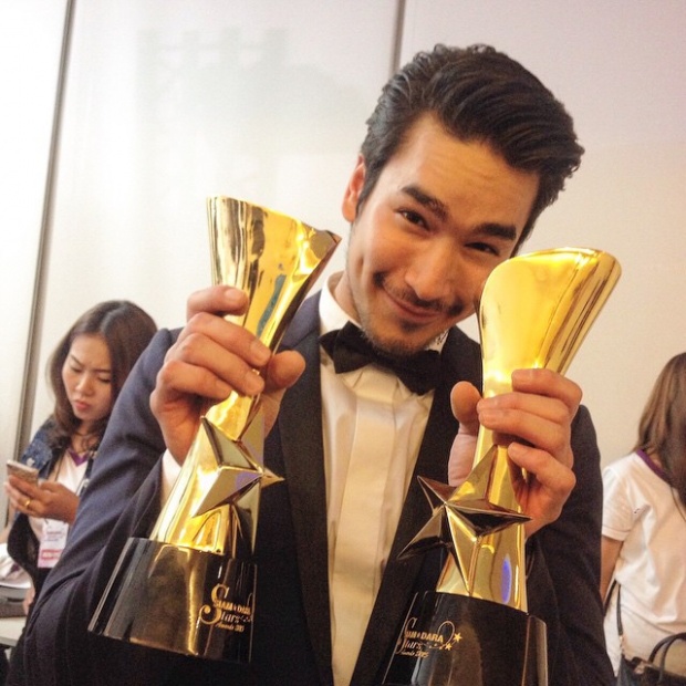 ซุปตาร์ดังเมืองไทยตบเท้ารับรางวัล สยามดารา สตาร์ อวอร์ดส์ 2015