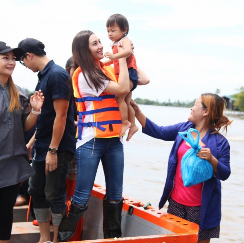 ปรบมือให้เลย เบลล่า ตอบดีมากเจอแซะช่วยน้ำท่วมภาคใต้