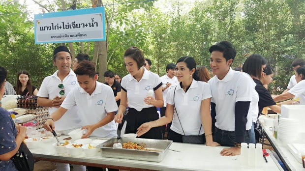 ษา วรรณษา นำทีมนักแสดงจากละคร ฝายน้ำใจเปิดบูทโรงทานแจกข้าวไข่เจียว