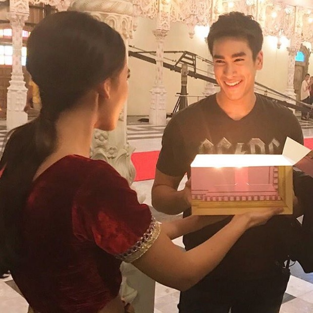 ‘ณเดชน์’ พูดไม่ออก ‘ญาญ่า’ เซอร์ไพรส์กลางกองถ่าย