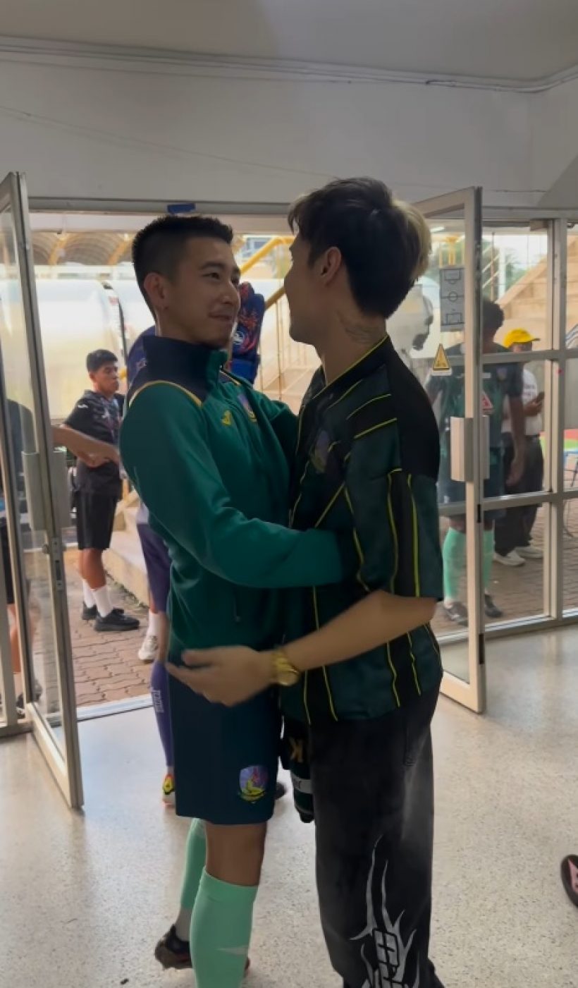 เป็นเรื่อง! แฟนคลับผิดหวัง นักร้องดังกอดโตโน่ ขอเลิกติดตาม