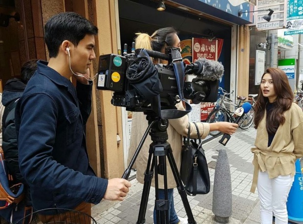 แบบนี้ก็ได้หรอ !!! MCOT ส่งนักข่าวถือกล้องไปทำงานที่ญี่ปุ่นคนเดียว เต๋อ-มิวถึงต้องผลัดกันทำแบบนี้ ???