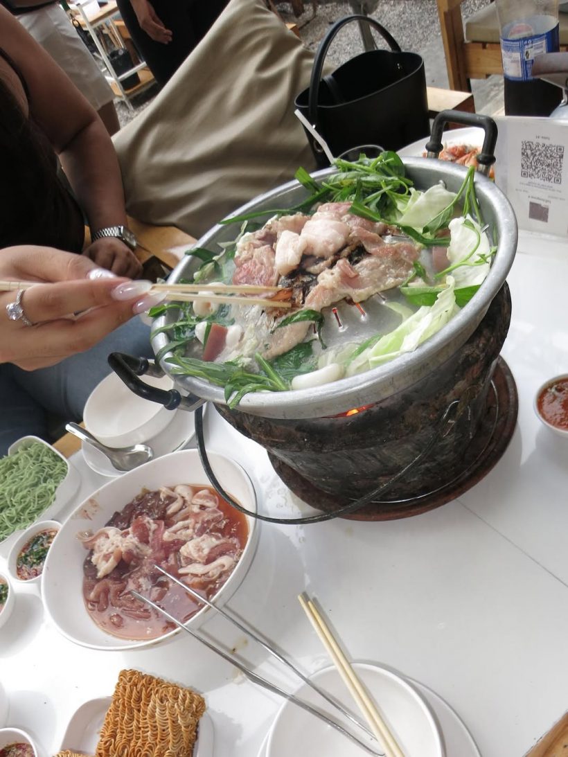 เธอคนนี้นั่งกินหมูกระทะชิลๆ แต่ทำทั้งร้านต้องเหลียวหลัง