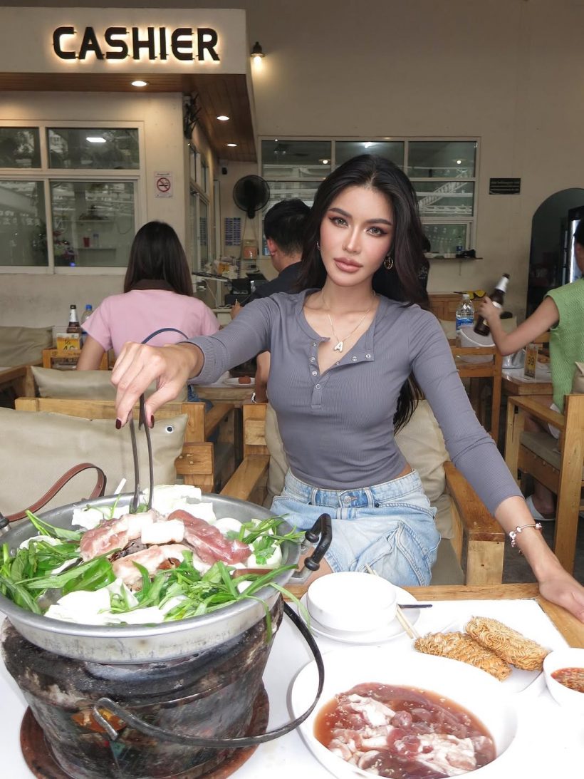 เธอคนนี้นั่งกินหมูกระทะชิลๆ แต่ทำทั้งร้านต้องเหลียวหลัง