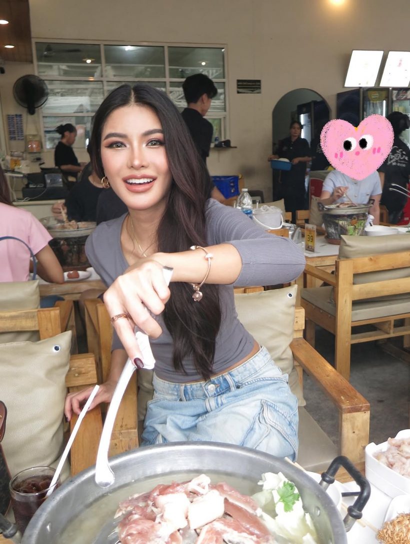 เธอคนนี้นั่งกินหมูกระทะชิลๆ แต่ทำทั้งร้านต้องเหลียวหลัง
