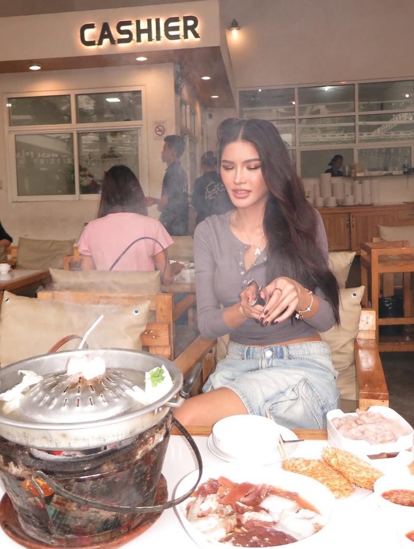 เธอคนนี้นั่งกินหมูกระทะชิลๆ แต่ทำทั้งร้านต้องเหลียวหลัง