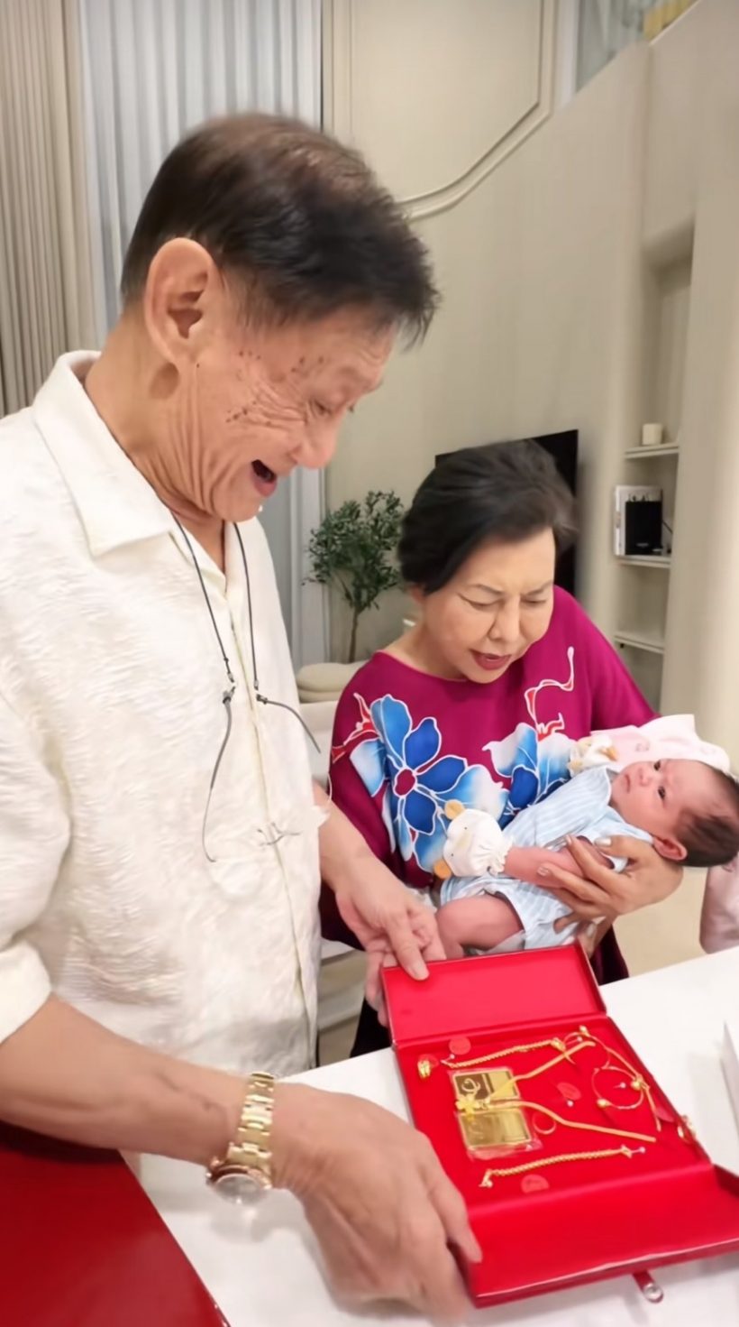 คุณปู่คุณย่า รับขวัญน้องนช่าชุดใหญ่ สมกับเกิดมาบนกองทองตัวจริง