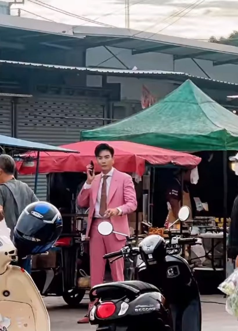 มองทั้งตลาด! ดาราหนุ่มดังใส่สูทซื้อของ คนแห่ถ่ายรูปรัวๆ