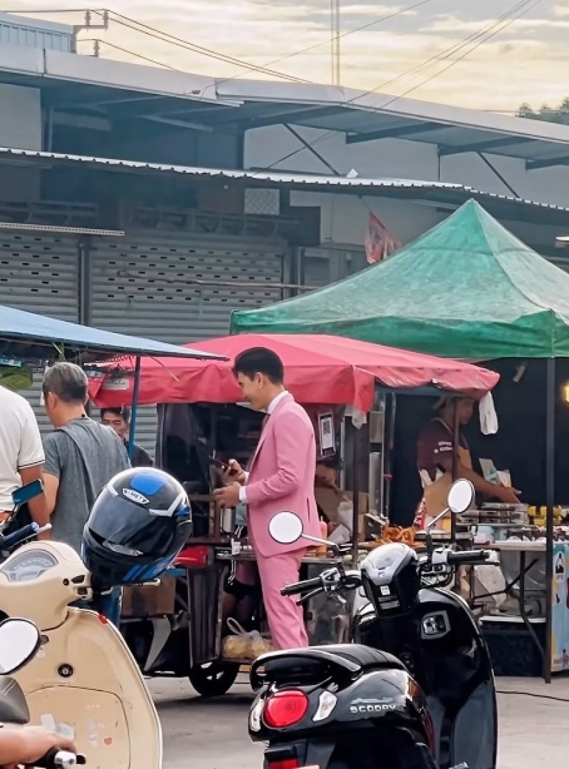 มองทั้งตลาด! ดาราหนุ่มดังใส่สูทซื้อของ คนแห่ถ่ายรูปรัวๆ