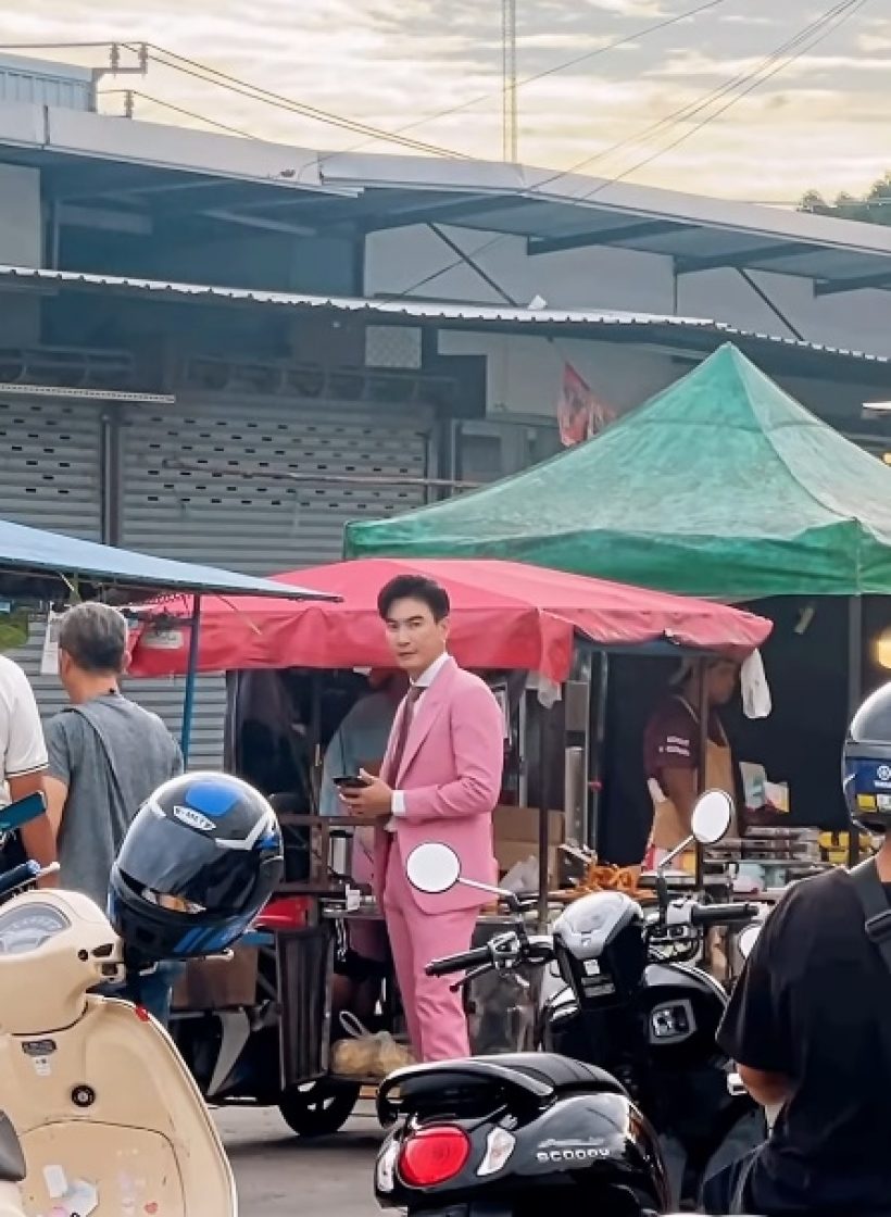 มองทั้งตลาด! ดาราหนุ่มดังใส่สูทซื้อของ คนแห่ถ่ายรูปรัวๆ