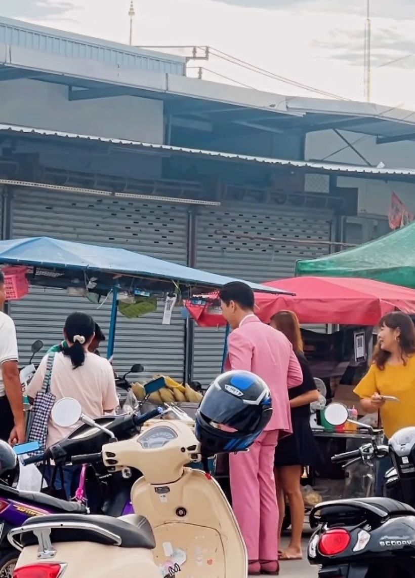 มองทั้งตลาด! ดาราหนุ่มดังใส่สูทซื้อของ คนแห่ถ่ายรูปรัวๆ