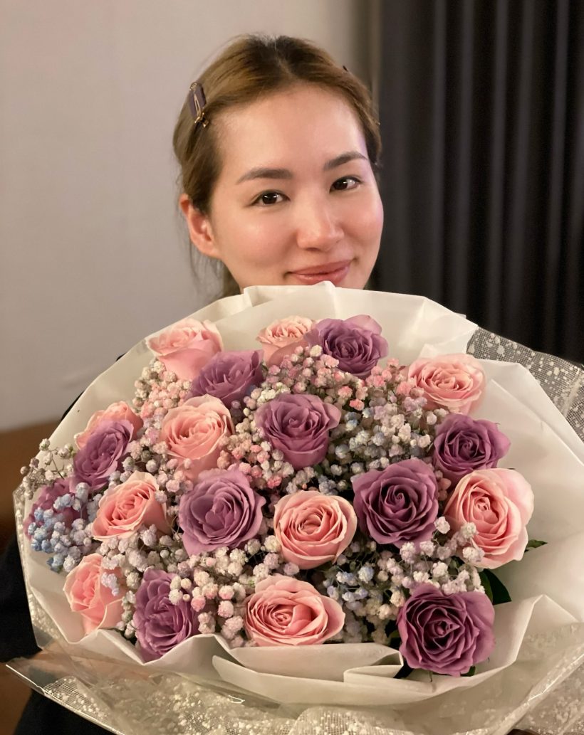 ต่าย ชุติมา ไม่โสดแล้ว? ฉลองครบรอบ 5 ปี ได้ดอกไม้ช่อโตด้วย!