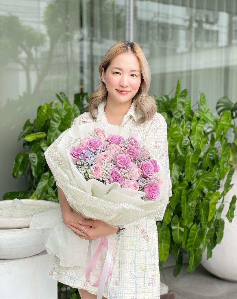 ต่าย ชุติมา ไม่โสดแล้ว? ฉลองครบรอบ 5 ปี ได้ดอกไม้ช่อโตด้วย!