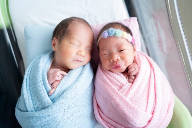 คนบันเทิงเเห่ยินดี ไฮโซสาวหมื่นล้าน คลอดลูกเเฝดชายหญิงเเล้ว