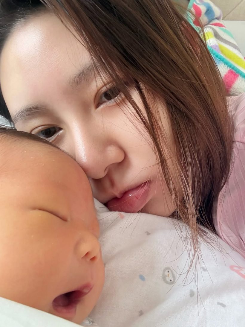 มาแล้ว! สาวดังเป็นคุณแม่เต็มตัว ตั้งใจเลี้ยงลูกจนข้อมืออักเสบ