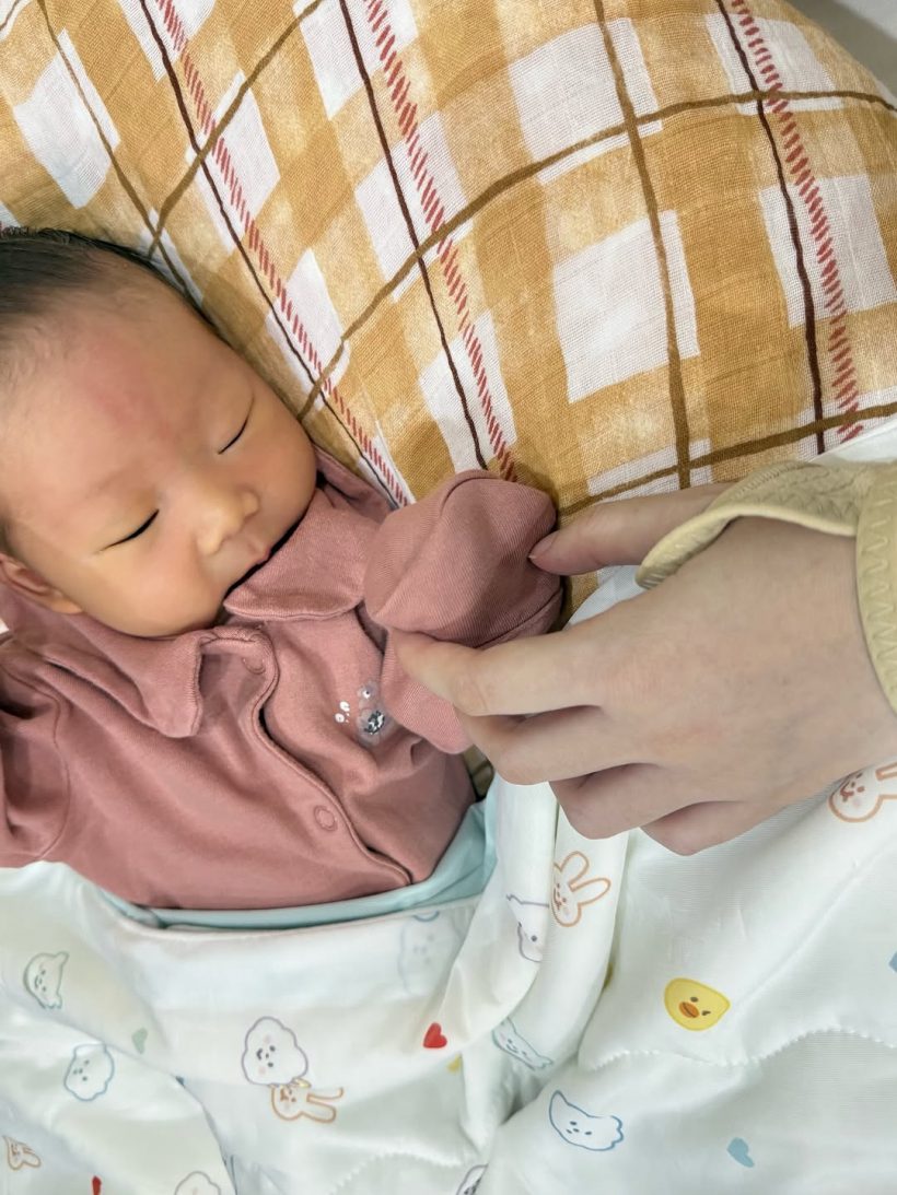 มาแล้ว! สาวดังเป็นคุณแม่เต็มตัว ตั้งใจเลี้ยงลูกจนข้อมืออักเสบ