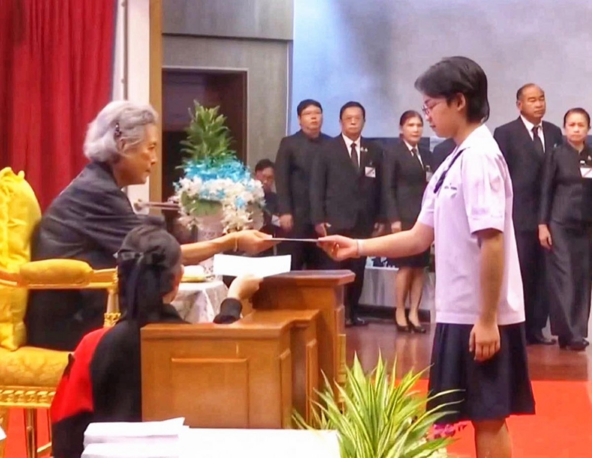 เป็นเกียรติอย่างยิ่ง! ไอดอลจิ๋ว รับพระราชทานประกาศนียบัตร