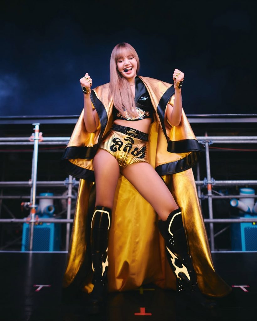 ร้อนฉ่า! ชุดนักมวย วีณา โดนเทียบ ลิซ่า ชาวเน็ตลั่นพังมาก!