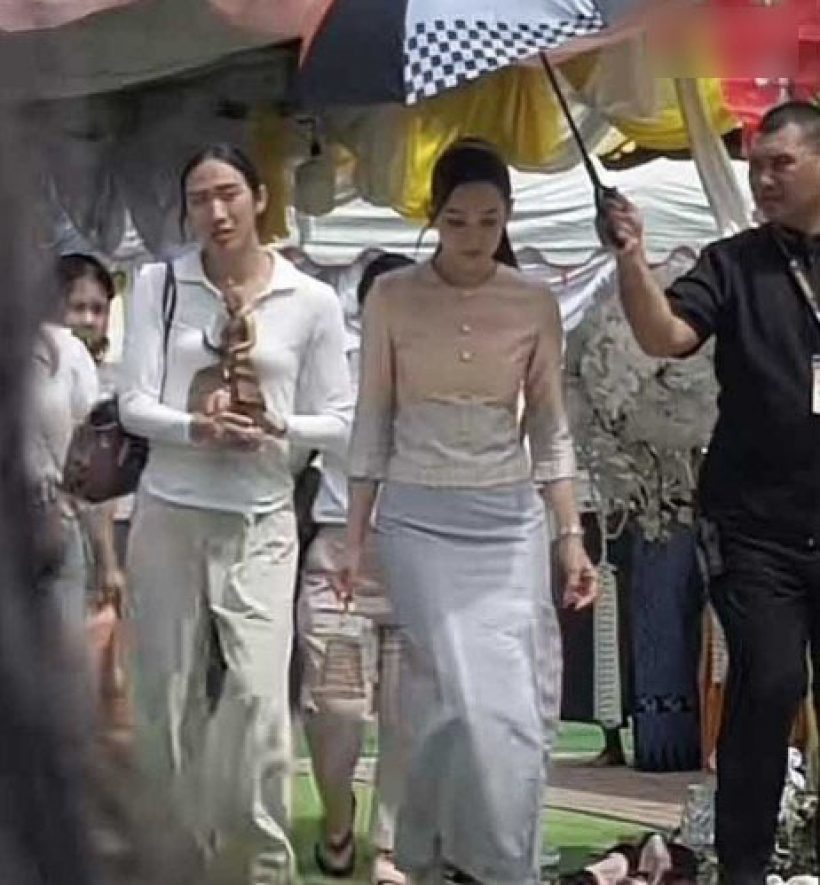 อ้าว! ดรามาเฉย... เบลล่า โดนชาวเน็ตถาม "ทำไมต้องมีคนกางร่มให้" ในงานบุญ?