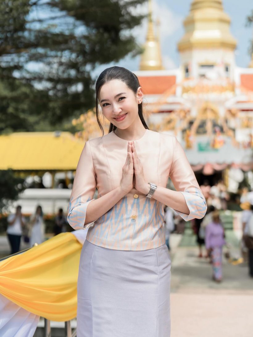 อ้าว! ดรามาเฉย... เบลล่า โดนชาวเน็ตถาม "ทำไมต้องมีคนกางร่มให้" ในงานบุญ?