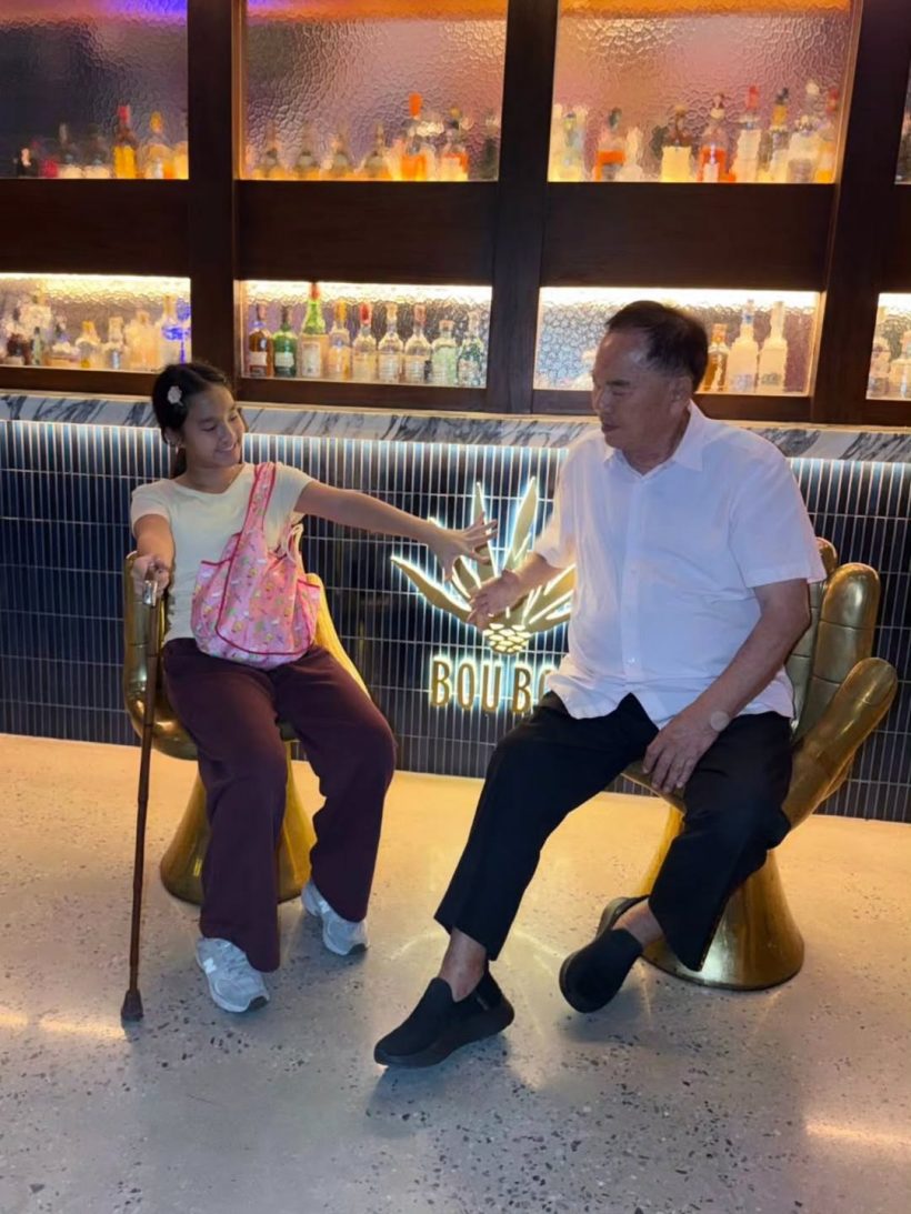 แอฟ ทักษอร พร้อมหน้าบ้านเตชะณรงค์ เบิร์ดเดย์คุณปู่ที่เคารพรัก