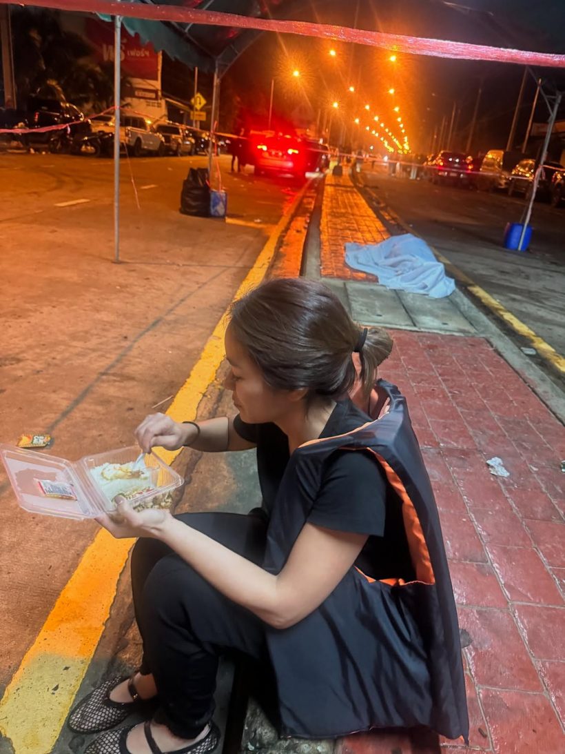 สุดยอดน้ำใจ! เธอคนนี้นั่งกินข้าว เฝ้าศพ จากน้ำท่วมหาดใหญ่