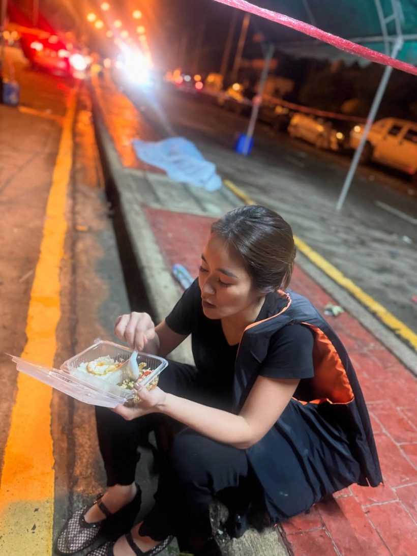 สุดยอดน้ำใจ! เธอคนนี้นั่งกินข้าว เฝ้าศพ จากน้ำท่วมหาดใหญ่