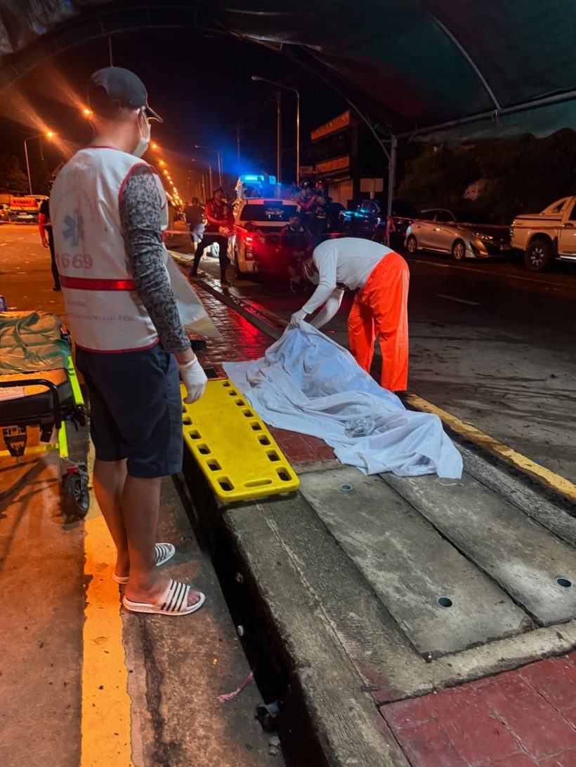 สุดยอดน้ำใจ! เธอคนนี้นั่งกินข้าว เฝ้าศพ จากน้ำท่วมหาดใหญ่