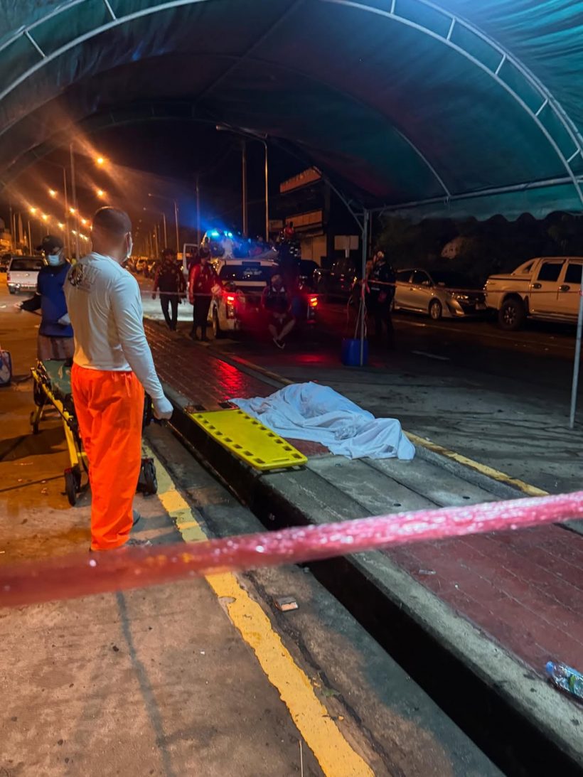 สุดยอดน้ำใจ! เธอคนนี้นั่งกินข้าว เฝ้าศพ จากน้ำท่วมหาดใหญ่