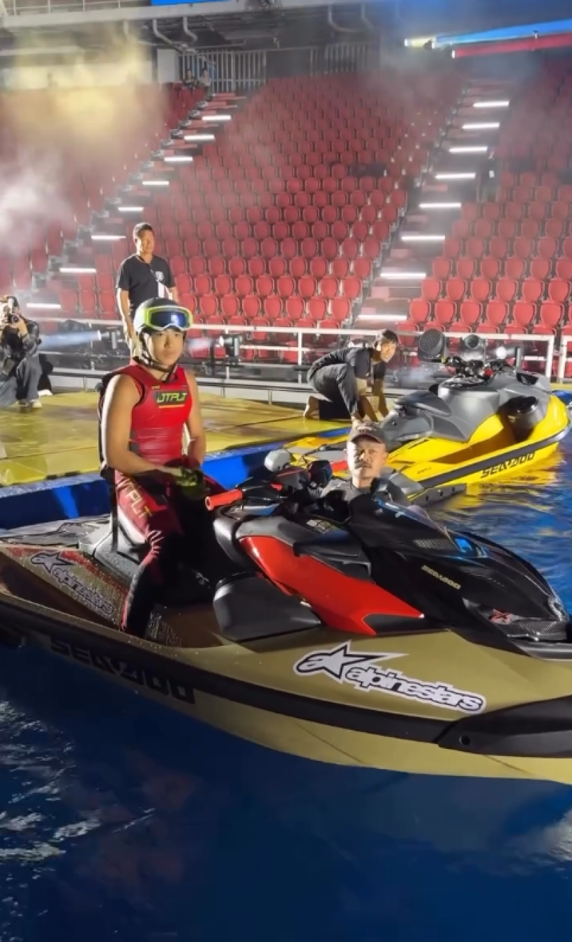 หนุ่มน้อยวัย 14 โชว์ลีลาขี่เจ็ทสกีในพิธีเปิดซีเกมส์ ที่เเท้คือทายาทคนดัง