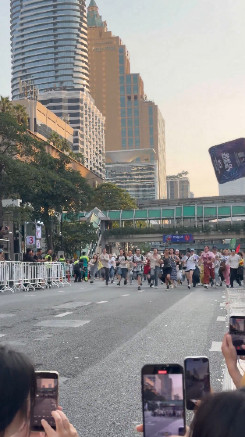 เปิดนาทีแฟนไทย-อินเตอร์ วิ่งกรูแย่งที่หน้าเวที รอดูกองทัพ T-POP