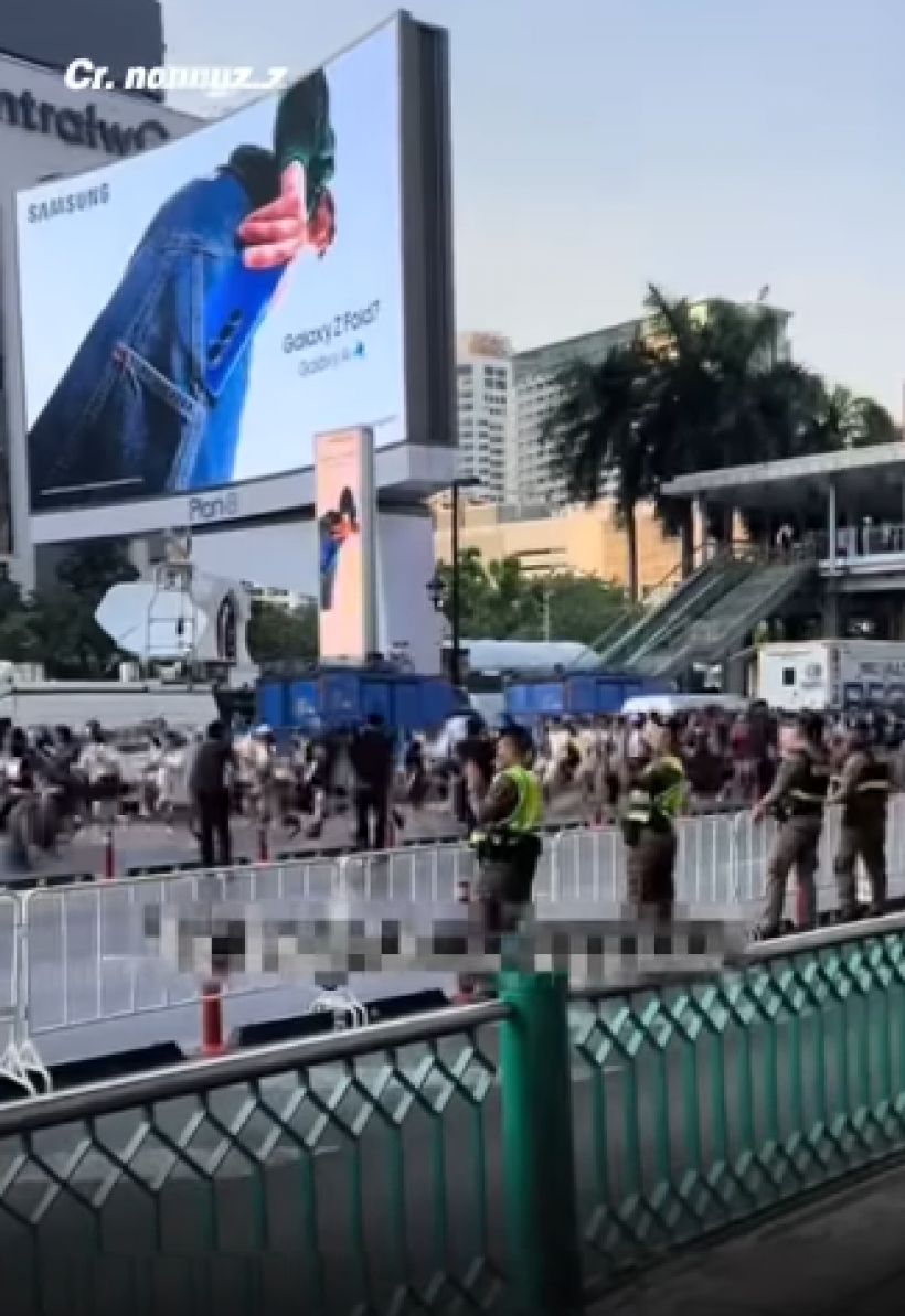 เปิดนาทีแฟนไทย-อินเตอร์ วิ่งกรูแย่งที่หน้าเวที รอดูกองทัพ T-POP