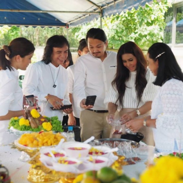 เซียนหวยห้ามพลาด!! “ครูสลา” โพสต์ขันน้ำมนต์พิธีบวงสรวงห้องอัดฯ แห่ตีเลขเด็ด-เห็นเป็นพญานาค!!